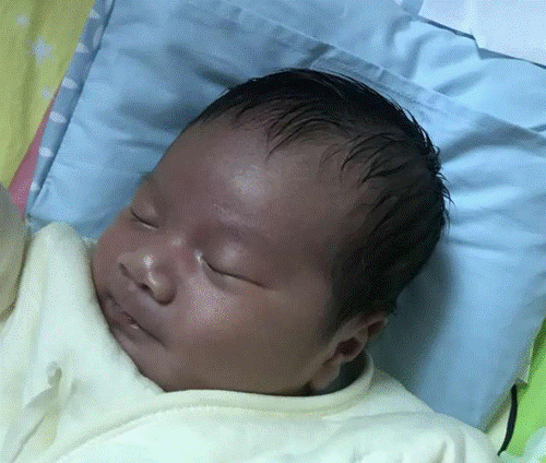 Tưởng con sinh ra đột biến gen” đen xì, 2 tháng sau ngoại hình thay đổi một trời một vực-1