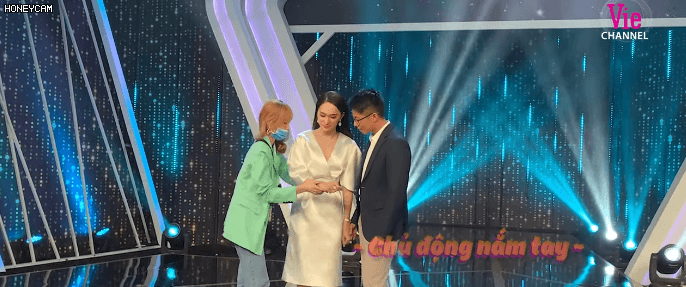 Người ấy là ai: Cảnh đại gia Matt Liu ra mắt nhà gái” gây thích thú, chủ động nắm tay Hương Giang không rời khiến ai nấy trầm trồ-6