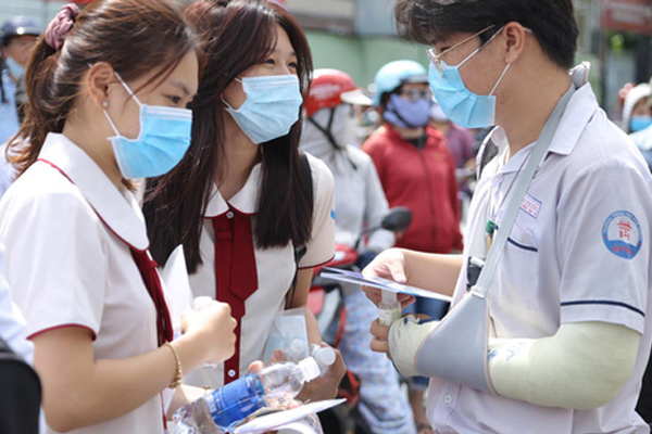 Chùm ảnh cha mẹ nhất quyết đứng dưới mưa to chờ con thi xong: Sợ nó ra không thấy ai”-12