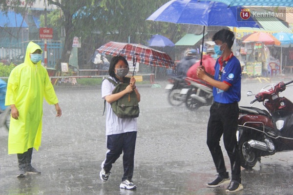 Chùm ảnh cha mẹ nhất quyết đứng dưới mưa to chờ con thi xong: Sợ nó ra không thấy ai”-10