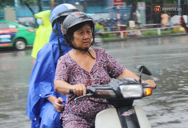 Chùm ảnh cha mẹ nhất quyết đứng dưới mưa to chờ con thi xong: Sợ nó ra không thấy ai”-3