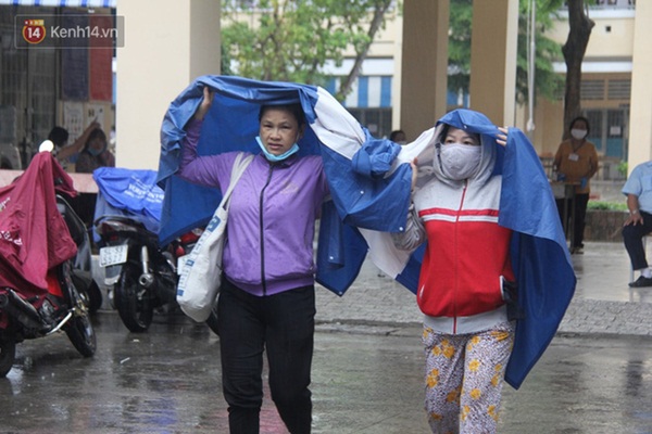 Chùm ảnh cha mẹ nhất quyết đứng dưới mưa to chờ con thi xong: Sợ nó ra không thấy ai”-5