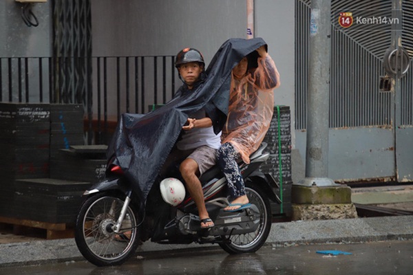 Chùm ảnh cha mẹ nhất quyết đứng dưới mưa to chờ con thi xong: Sợ nó ra không thấy ai”-8