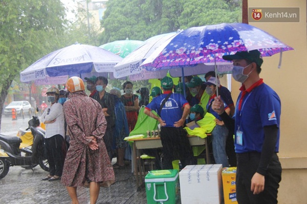 Chùm ảnh cha mẹ nhất quyết đứng dưới mưa to chờ con thi xong: Sợ nó ra không thấy ai”-9