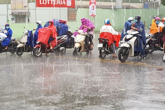 Chùm ảnh cha mẹ nhất quyết đứng dưới mưa to chờ con thi xong: “Sợ nó ra không thấy ai”