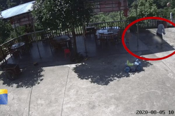 Người đàn ông cầm cuốc đập bé gái bất tỉnh rồi có hành động kỳ lạ, đoạn video ghi lại toàn bộ cảnh tượng khiến mọi người hoảng sợ