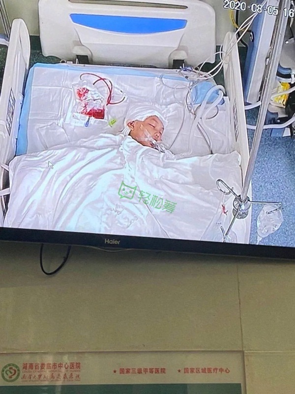 Người đàn ông cầm cuốc đập bé gái bất tỉnh rồi có hành động kỳ lạ, đoạn video ghi lại toàn bộ cảnh tượng khiến mọi người hoảng sợ-3