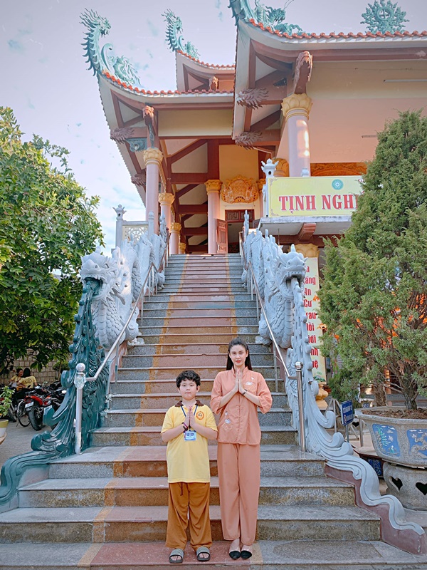 Con trai Trương Quỳnh Anh giờ chững chạc lắm rồi, mới 8 tuổi đã chịu xa mẹ 14 ngày tham gia khóa tu mùa hè-3