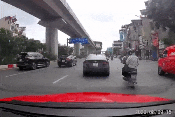 CLIP: Cuộc điện thoại ngang trái và người đàn ông dở chứng khiến tài xế xe tải đau đầu-2