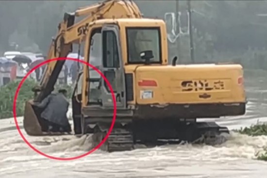 Dùng máy xúc để giải cứu người đàn ông giữa dòng nước lũ