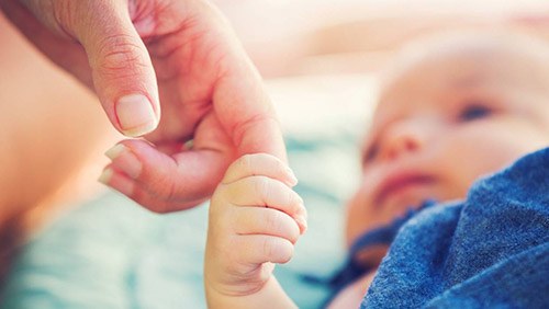 Xin tinh trùng thạc sĩ về mang thai, mẹ đồng tính suy sụp nhìn 2 con sau sinh-4