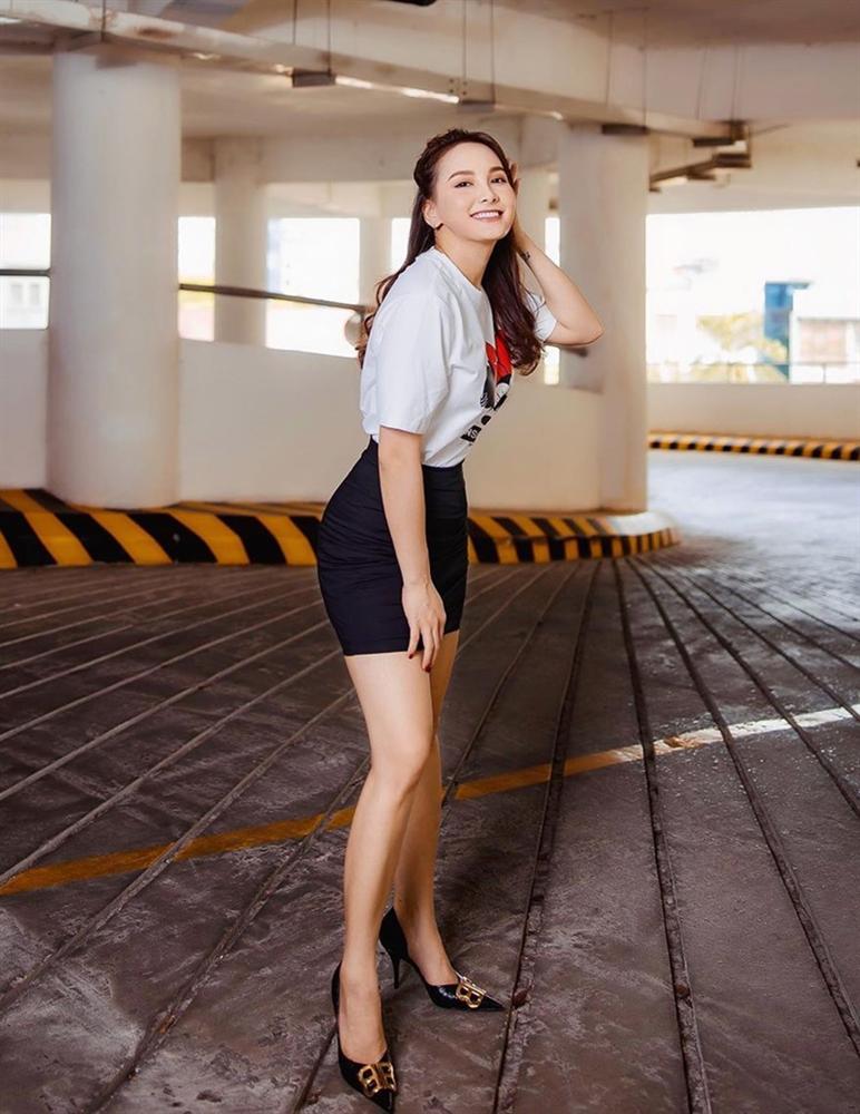 Thanh Hằng - Minh Hằng khoe điểm vàng cơ thể qua loạt street style hút mắt-1