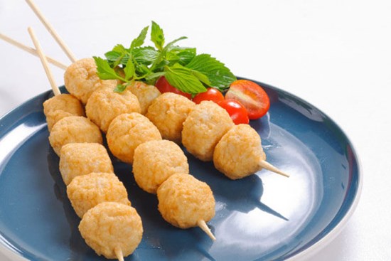 Mẹ trổ tài tự làm cá viên ngon lành, sạch sẽ tại nhà