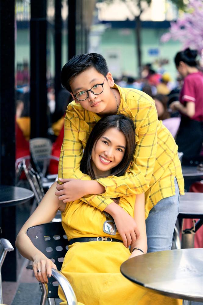 Con trai người mẫu Anh Thư 13 tuổi cao 1m78, ai cũng hỏi bí quyết nhưng thực tế cô nuôi con đơn giản thế này-1