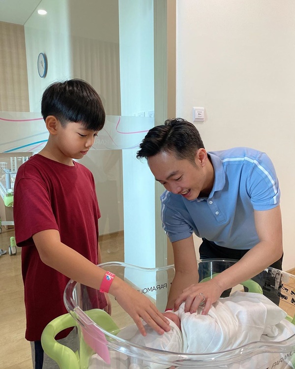 Đàm Thu Trang lần đầu lộ diện sau sinh con: Mẹ bỉm dung nhan rạng rỡ, bố thì bế con khéo quá này!-4