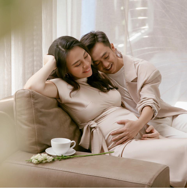 Đàm Thu Trang khoe khoảnh khắc Cường Đô La chăm con gái mới sinh, muốn tan chảy vì ánh mắt quá đỗi âu yếm-3