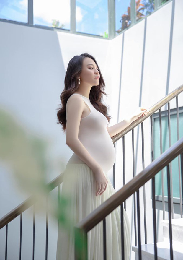 Đàm Thu Trang khoe khoảnh khắc Cường Đô La chăm con gái mới sinh, muốn tan chảy vì ánh mắt quá đỗi âu yếm-4