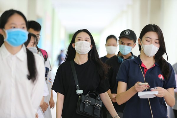 Đeo khẩu trang kín mít nhưng dàn trai xinh gái đẹp 2k2 vẫn gây náo loạn cổng trường, thần thái không phải dạng vừa-1