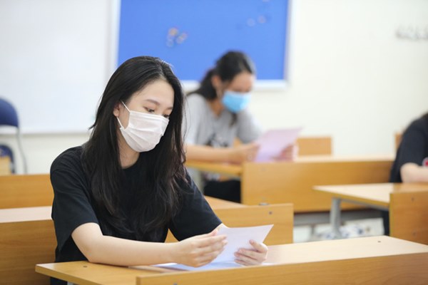 Đeo khẩu trang kín mít nhưng dàn trai xinh gái đẹp 2k2 vẫn gây náo loạn cổng trường, thần thái không phải dạng vừa-2