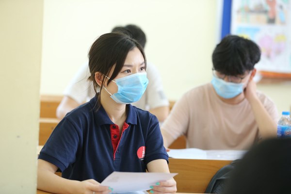 Đeo khẩu trang kín mít nhưng dàn trai xinh gái đẹp 2k2 vẫn gây náo loạn cổng trường, thần thái không phải dạng vừa-3