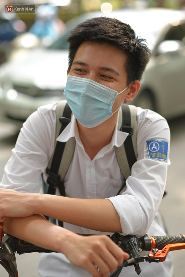 Đeo khẩu trang kín mít nhưng dàn trai xinh gái đẹp 2k2 vẫn gây náo loạn cổng trường, thần thái không phải dạng vừa-4