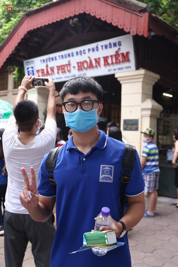 Đeo khẩu trang kín mít nhưng dàn trai xinh gái đẹp 2k2 vẫn gây náo loạn cổng trường, thần thái không phải dạng vừa-5