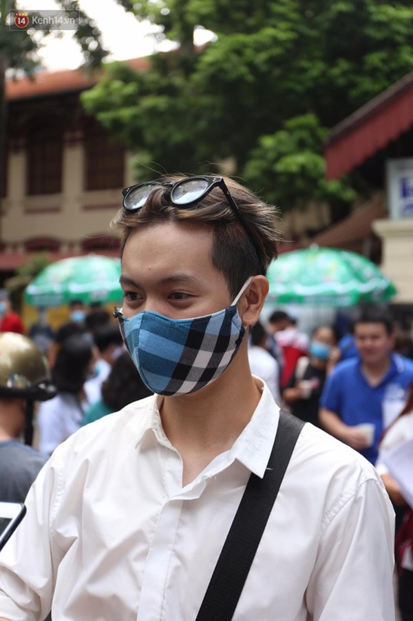 Đeo khẩu trang kín mít nhưng dàn trai xinh gái đẹp 2k2 vẫn gây náo loạn cổng trường, thần thái không phải dạng vừa-6