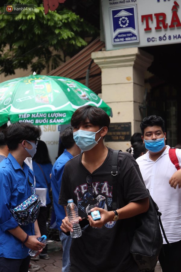 Đeo khẩu trang kín mít nhưng dàn trai xinh gái đẹp 2k2 vẫn gây náo loạn cổng trường, thần thái không phải dạng vừa-7