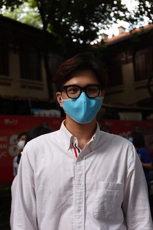 Đeo khẩu trang kín mít nhưng dàn trai xinh gái đẹp 2k2 vẫn gây náo loạn cổng trường, thần thái không phải dạng vừa-8