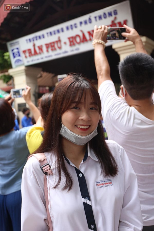 Đeo khẩu trang kín mít nhưng dàn trai xinh gái đẹp 2k2 vẫn gây náo loạn cổng trường, thần thái không phải dạng vừa-9