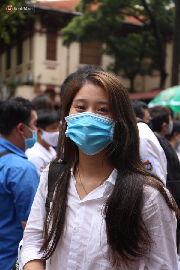 Đeo khẩu trang kín mít nhưng dàn trai xinh gái đẹp 2k2 vẫn gây náo loạn cổng trường, thần thái không phải dạng vừa-10