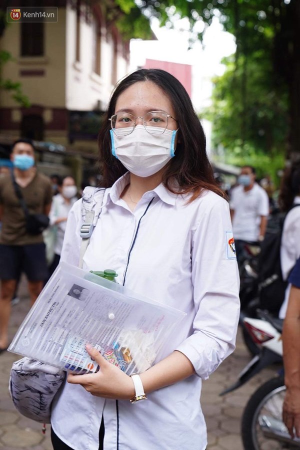 Đeo khẩu trang kín mít nhưng dàn trai xinh gái đẹp 2k2 vẫn gây náo loạn cổng trường, thần thái không phải dạng vừa-11