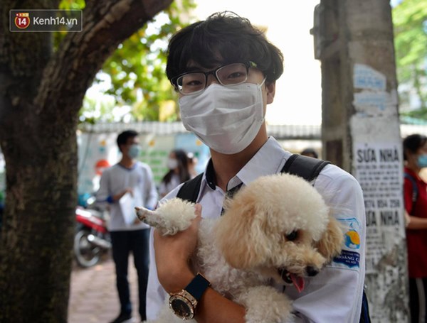 Đeo khẩu trang kín mít nhưng dàn trai xinh gái đẹp 2k2 vẫn gây náo loạn cổng trường, thần thái không phải dạng vừa-12