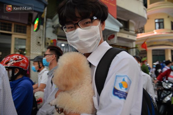 Đeo khẩu trang kín mít nhưng dàn trai xinh gái đẹp 2k2 vẫn gây náo loạn cổng trường, thần thái không phải dạng vừa-13