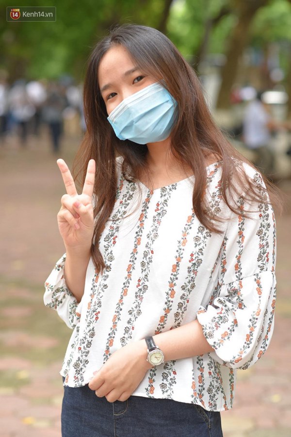 Đeo khẩu trang kín mít nhưng dàn trai xinh gái đẹp 2k2 vẫn gây náo loạn cổng trường, thần thái không phải dạng vừa-14