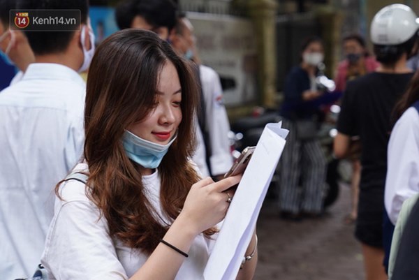 Đeo khẩu trang kín mít nhưng dàn trai xinh gái đẹp 2k2 vẫn gây náo loạn cổng trường, thần thái không phải dạng vừa-15