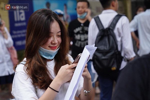 Đeo khẩu trang kín mít nhưng dàn trai xinh gái đẹp 2k2 vẫn gây náo loạn cổng trường, thần thái không phải dạng vừa-16