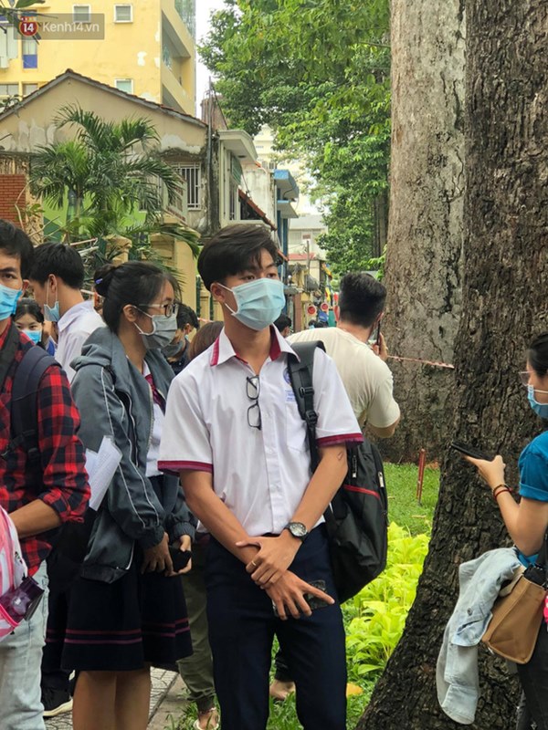 Đeo khẩu trang kín mít nhưng dàn trai xinh gái đẹp 2k2 vẫn gây náo loạn cổng trường, thần thái không phải dạng vừa-18