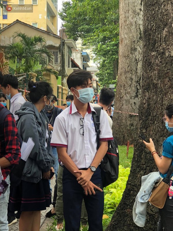 Đeo khẩu trang kín mít nhưng dàn trai xinh gái đẹp 2k2 vẫn gây náo loạn cổng trường, thần thái không phải dạng vừa-19