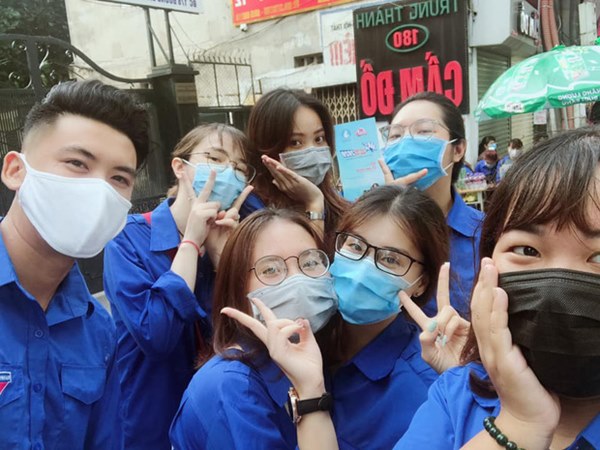 Đeo khẩu trang kín mít nhưng dàn trai xinh gái đẹp 2k2 vẫn gây náo loạn cổng trường, thần thái không phải dạng vừa-20