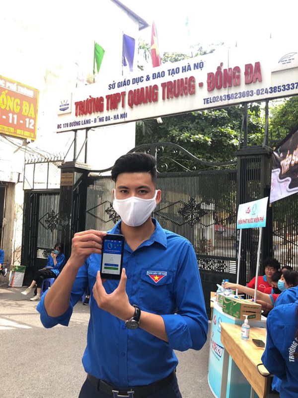 Đeo khẩu trang kín mít nhưng dàn trai xinh gái đẹp 2k2 vẫn gây náo loạn cổng trường, thần thái không phải dạng vừa-21