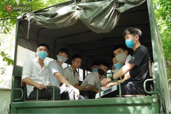 Đeo khẩu trang kín mít nhưng dàn trai xinh gái đẹp 2k2 vẫn gây náo loạn cổng trường, thần thái không phải dạng vừa-22