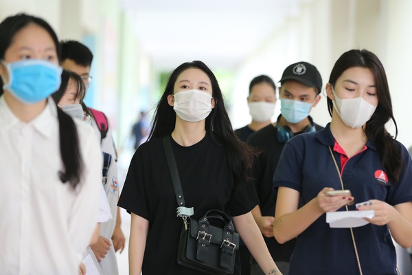 Đang đi thi thì bị hỏng xe giữa đường, nam sinh được chú Cảnh sát giao thông chở đến trường-2