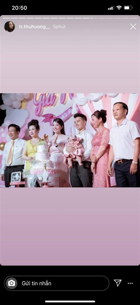 Bất ngờ với nhan sắc trẻ trung của mẹ cô dâu 200 cây vàng, rực rỡ bên con gái trong bữa tiệc mừng thành viên mới-4