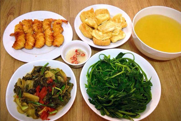 Vợ đang làm mâm cúng Rằm thì chồng to tiếng: Vợ người ta thì khác, vợ mình mò mãi không xong, tiếng mở cửa ngay sau đó khiến anh đứng hình ngay lập tức-3