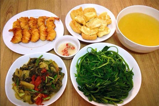 Mâm cơm bị chồng hất tung vì nguồn cơn 300 triệu mua cây và màn vùng lên ngoạn mục của vợ: Bài học cho bất cứ người vợ nào là đừng bao giờ tha thứ quá dễ dàng