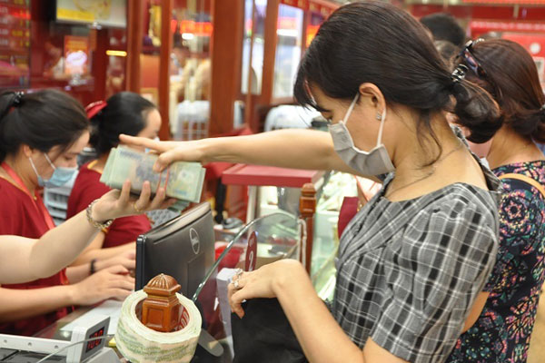 Có 500 triệu nhưng vợ chồng trẻ Sài Gòn không mua vàng tích trữ mà chia tiền làm 5 giỏ để tiền đẻ ra tiền-3