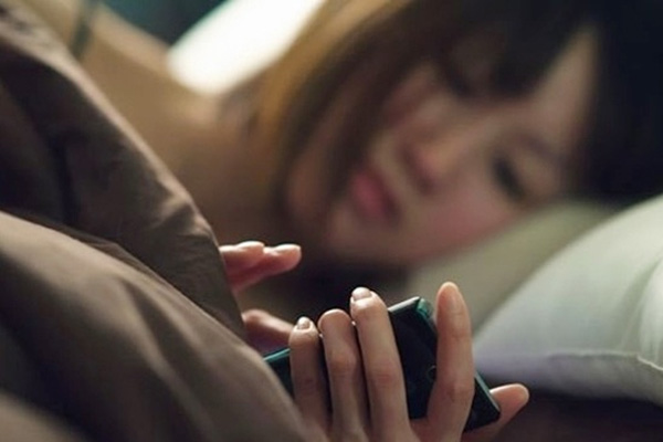 3 năm sau khi kết hôn, vợ phát hiện bí mật động trời khi xem điện thoại chồng-1