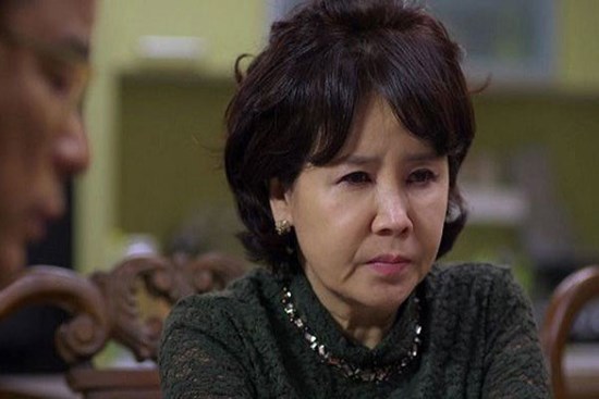 Nửa đêm thấy phòng con trai có tiếng động lạ, tôi hé cửa nhìn vào và suýt lên cơn đau tim