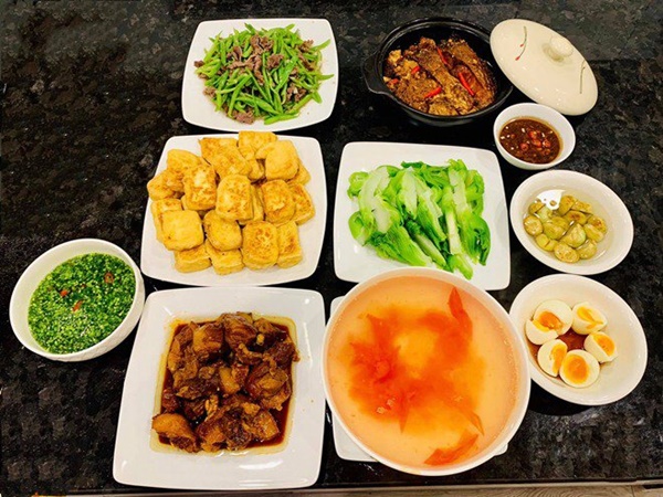 Là mẫu phụ nữ hiện đại nhưng Lã Thanh Huyền đã vào bếp là nấu toàn món ngon-10